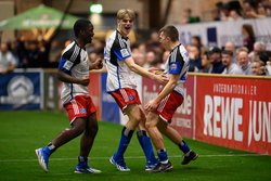 Jubel beim Hamburger SV über den Finaleinzug beim REWE JUNIORCUP 2024 durch ein 4:2 über Hannover 96