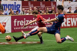 Voller Einsatz von Jannik Jeschke im Duell gegen Manchester United beim REWE JUNIORCUP 2024.